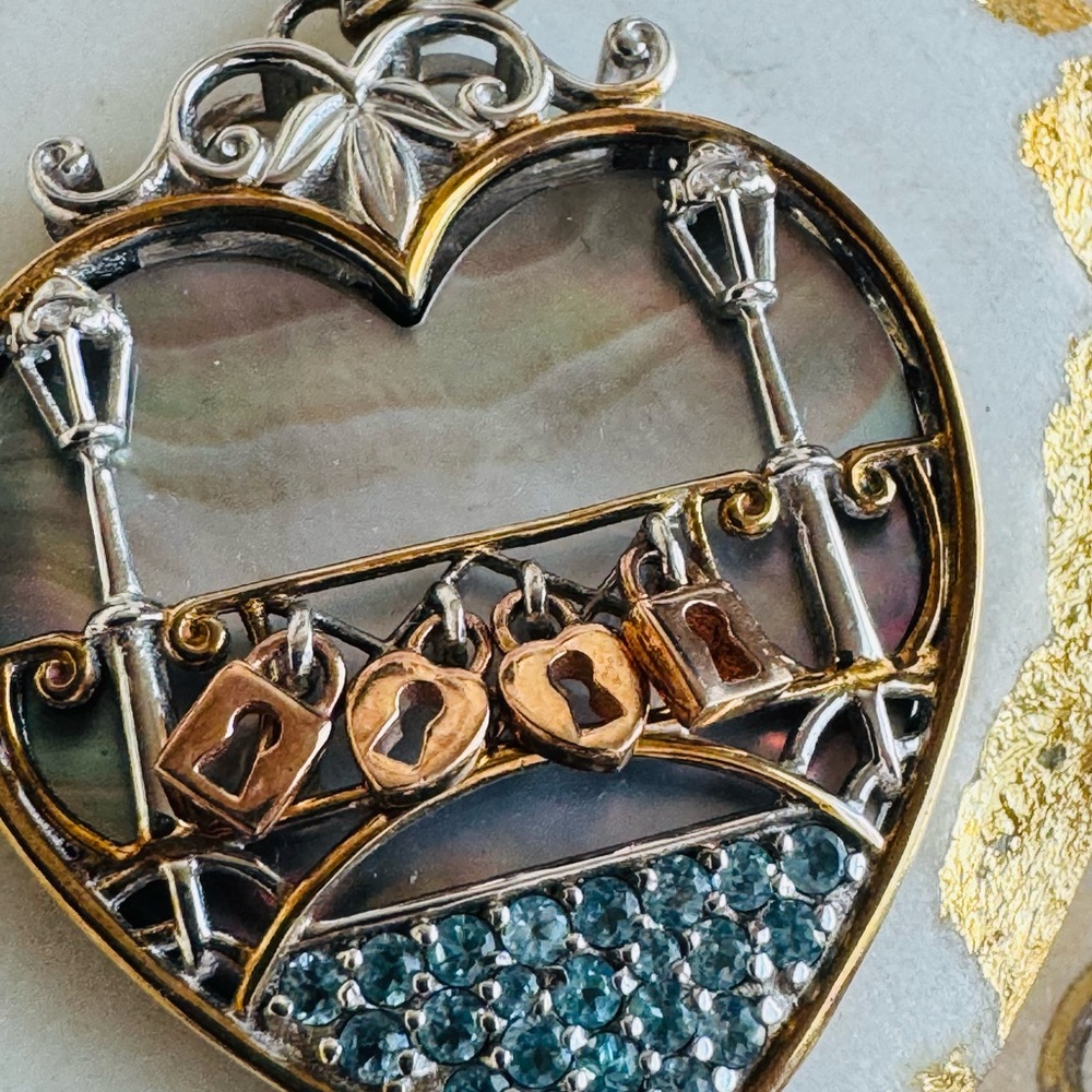 Gems En Vogue Michael Valitutti Heart-Shaped Paris Pendant Bridge of Locks - Picture 2 of 13